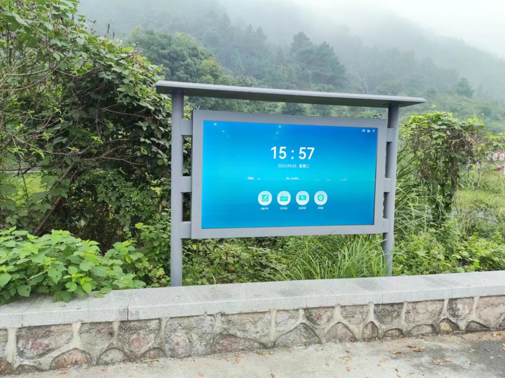 打破户外传播边界:专访腾博会科技户外阅读栏数字标牌产品负责人